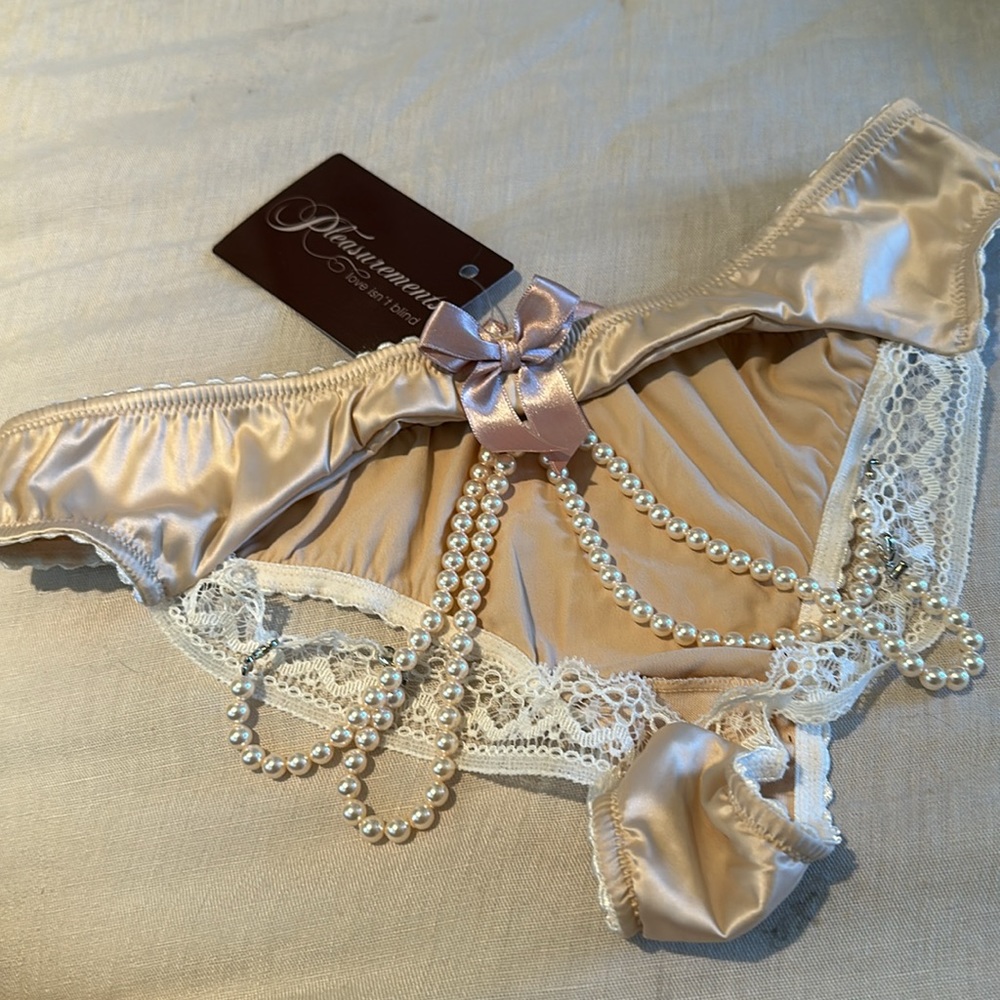 LJT Paris Pleasurements open back panty with pearls and lace size is M, Beige